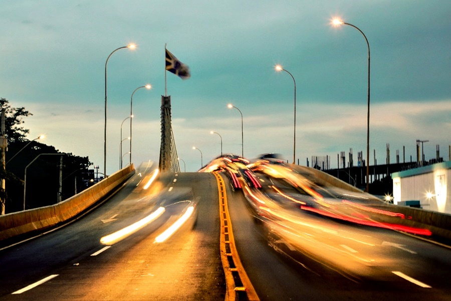 #Pratodomundover: Imagem noturna do viaduto em Anápolis com lizes coloridas