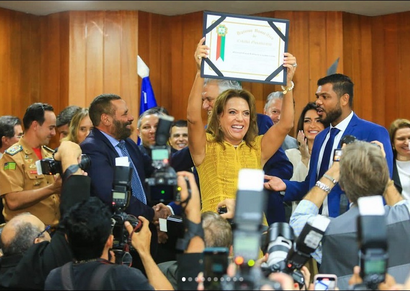 Primeira-dama de Goiás, Gracinha Caiado, recebendo título de Cidadã goiana