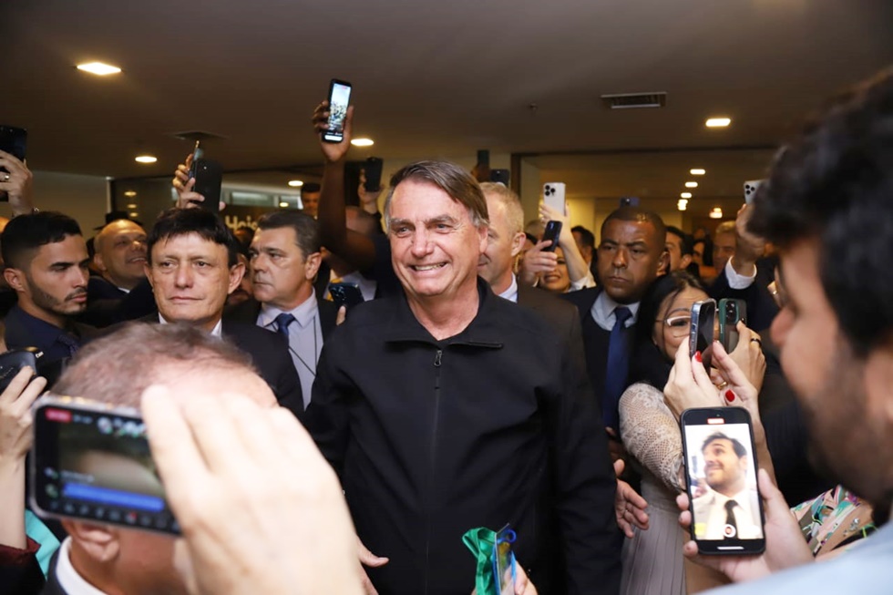 Ex-presidente Jair Bolsonaro, na chegada à sede do PL, em Brasília, após retorno dos EUA.