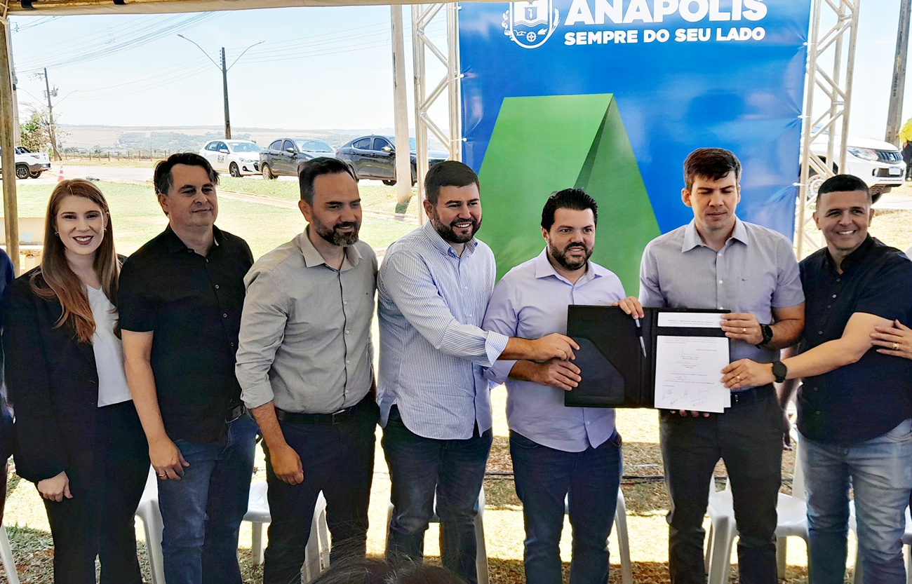 Márcio Corrêa com o presidente da Goinfra, Pedro Salles e vereadores de Anápolis